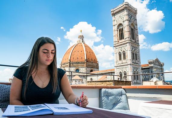 一名学生在意大利佛罗伦萨完成独立作业.